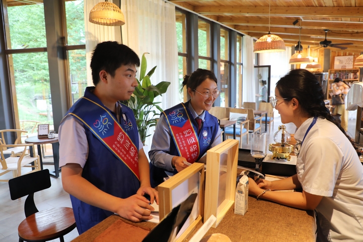 稅惠助旅有溫度。 黔西南州稅務(wù)局供圖..jpg