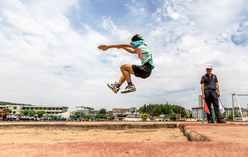 運動員在進行男子跳遠比賽。