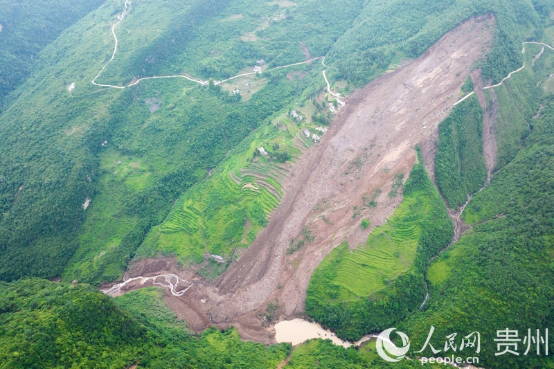 5月23日拍攝的大方縣果瓦鄉(xiāng)慶陽村發(fā)生山體滑坡現(xiàn)場。人民網(wǎng) 涂敏攝
