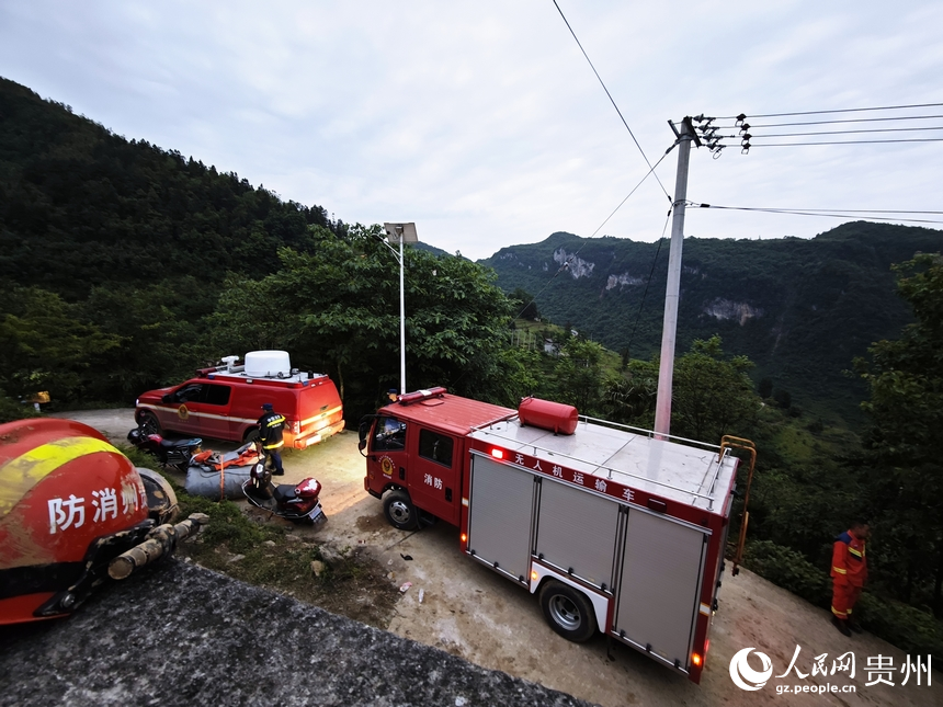 5月23日6時許，消防救援車輛在開展運輸調(diào)度。人民網(wǎng) 龍章榆攝