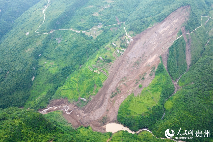 5月23日拍攝的大方縣果瓦鄉(xiāng)慶陽村山體滑坡現場。人民網 涂敏攝