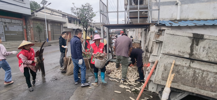 圖為開展“兩清兩改兩治理”工作現(xiàn)場。