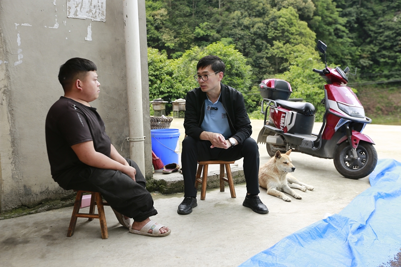 仇輝走訪村民。倪少環(huán)攝