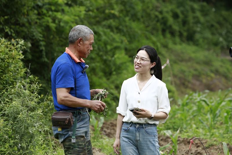 余調(diào)金與村民交談。倪少環(huán)攝