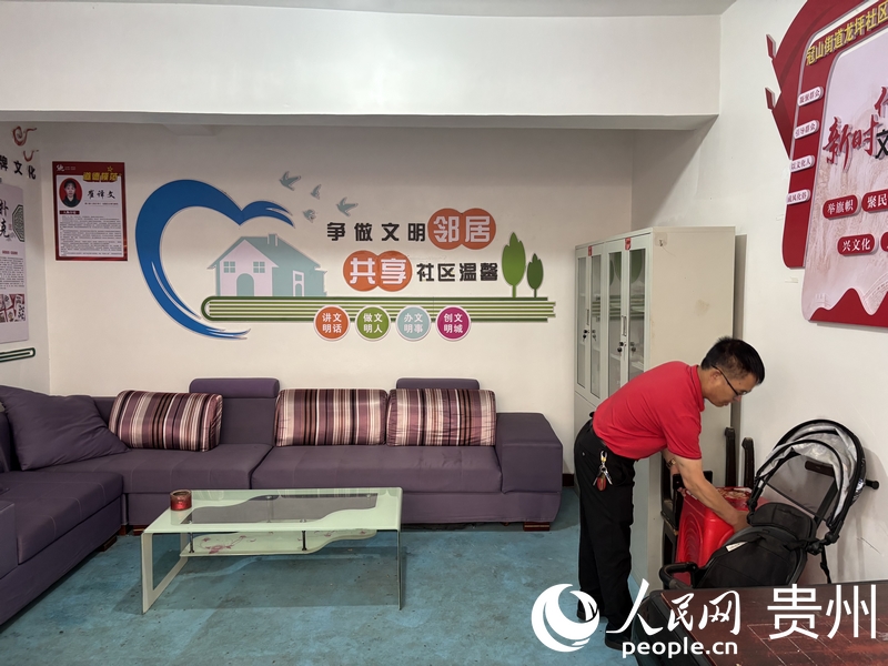 冠山街道龍坪社區(qū)水泥廠宿舍的活動室。人民網(wǎng)記者 高華攝