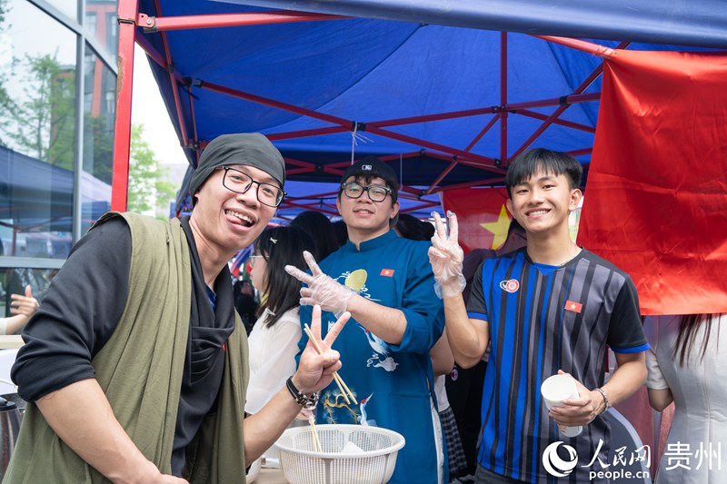 留學生參加國際美食嘉年華活動。人民網(wǎng) 陽茜攝