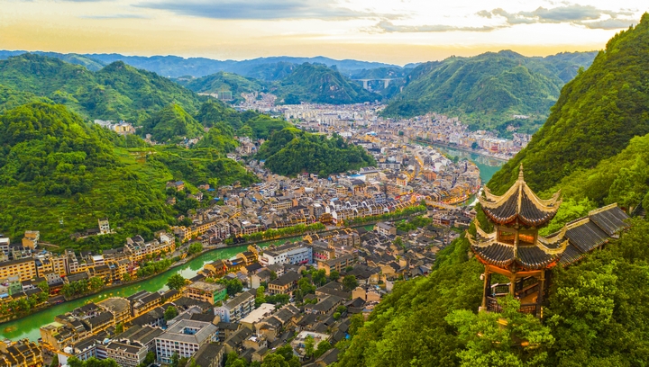鎮(zhèn)遠(yuǎn)古城大景。