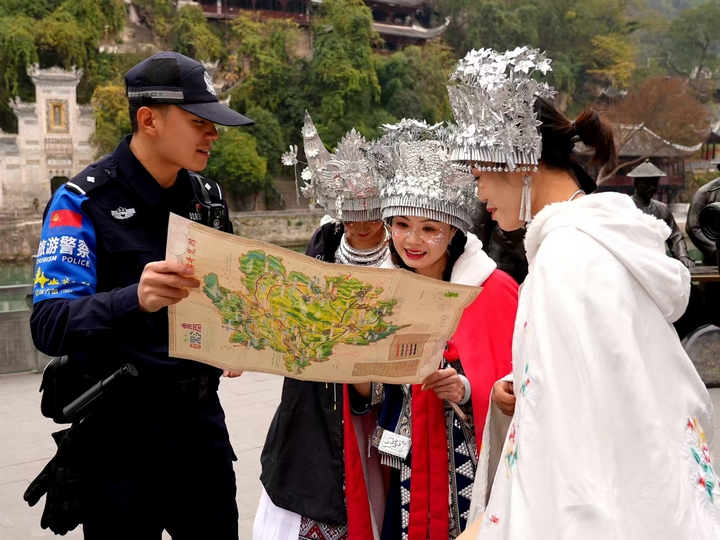 鎮(zhèn)遠(yuǎn)旅游警察貼心為游客服務(wù)。