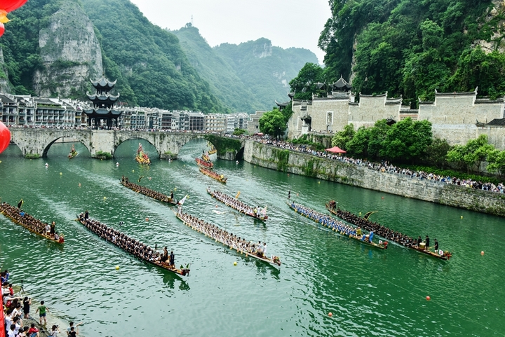 鎮(zhèn)遠(yuǎn)賽龍舟。