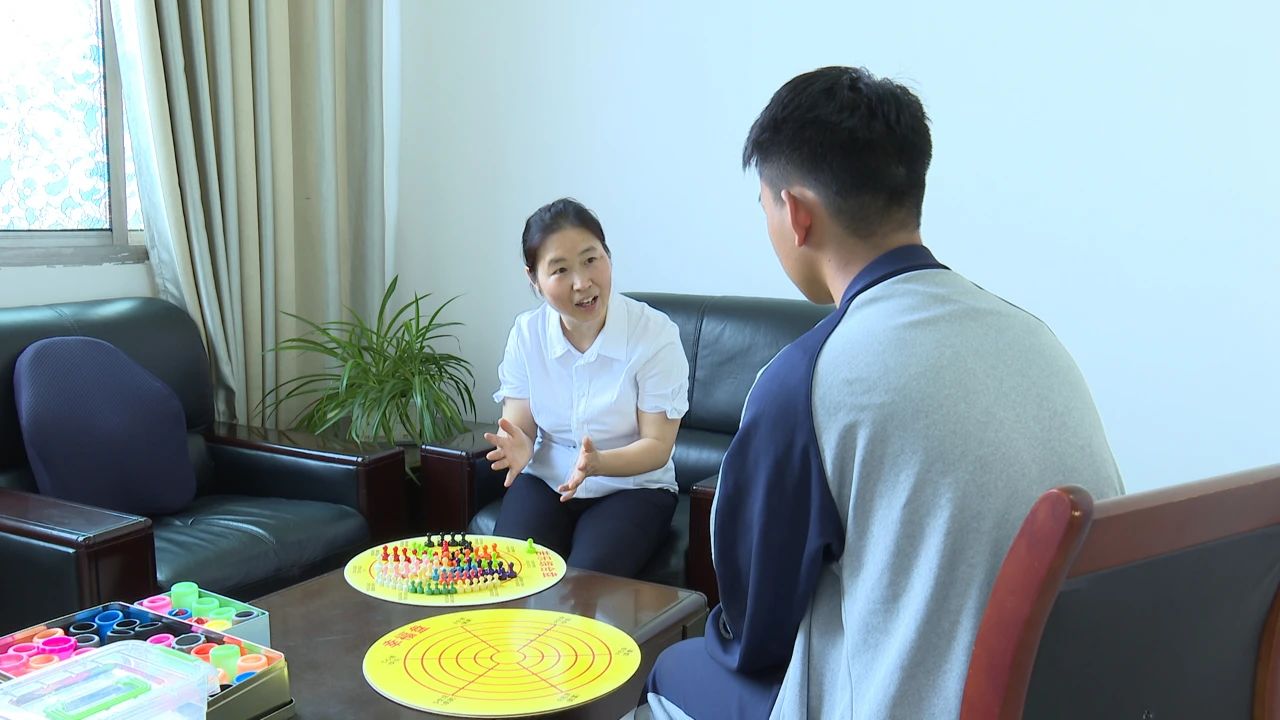 劉芳老師與學(xué)生交流溝通。