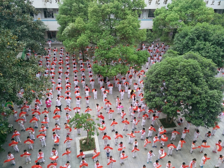 思南縣第一小學(xué)大課間花燈操（融媒體中心  供圖）.jpg