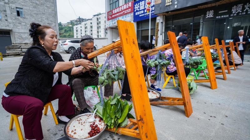 包粽子比賽現(xiàn)場。