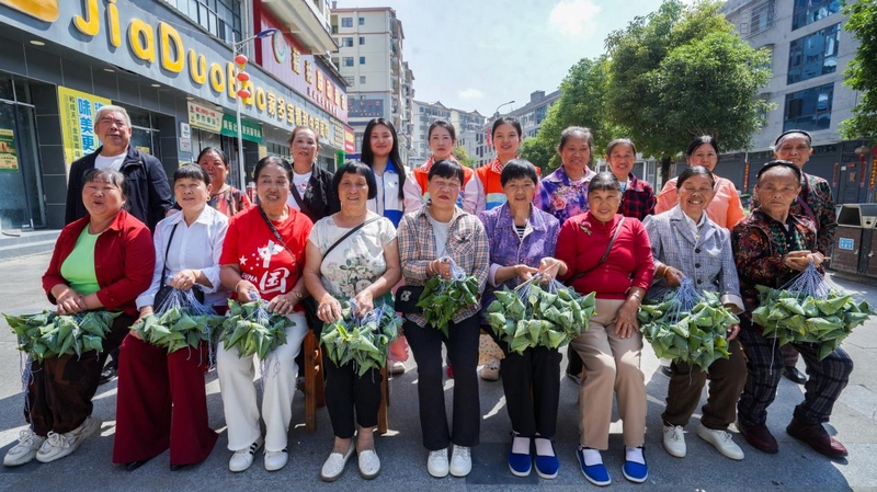 包粽子比賽現(xiàn)場。