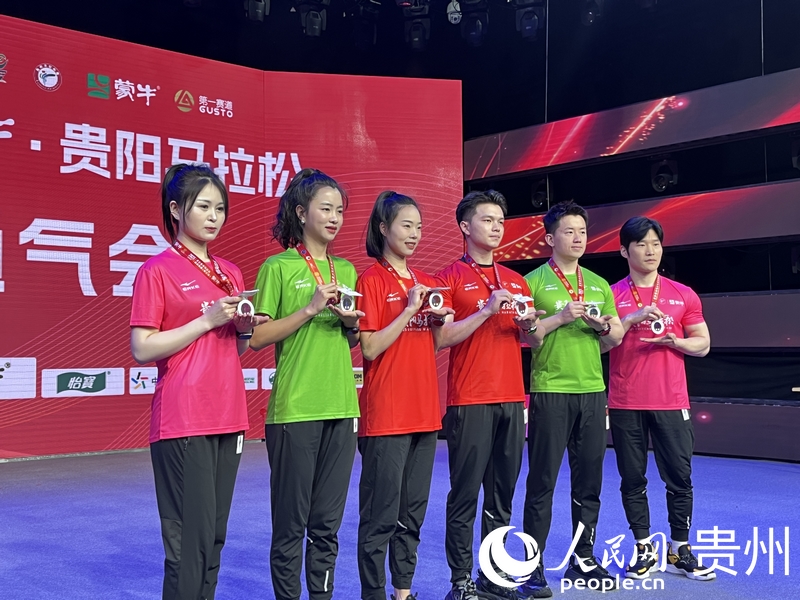 2025貴陽馬拉松獎牌及服裝展示。人民網(wǎng) 陳潔泉攝