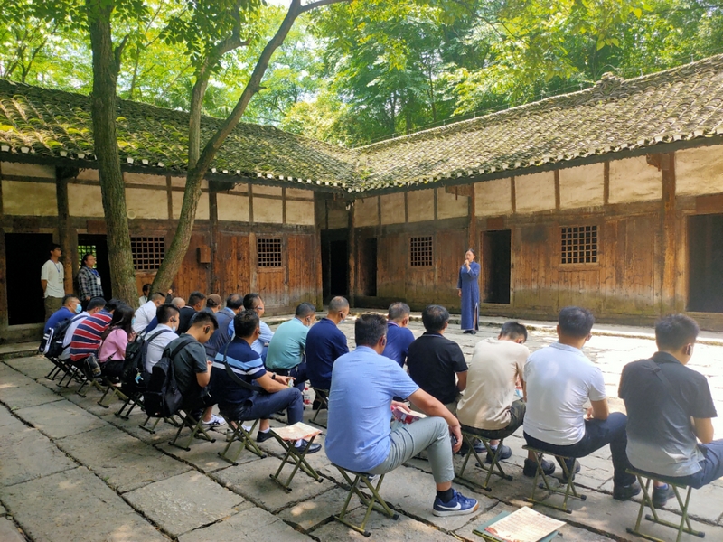 息烽集中營革命歷史紀(jì)念館正在上演《我叫張露萍》情景劇。