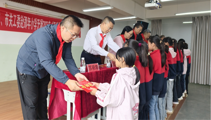 圖為發(fā)放慰問金。