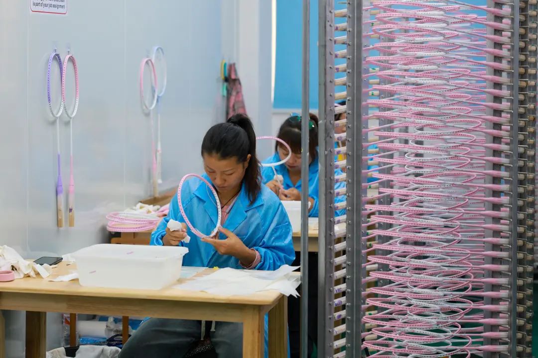 體育器材加工廠現(xiàn)場(chǎng)。