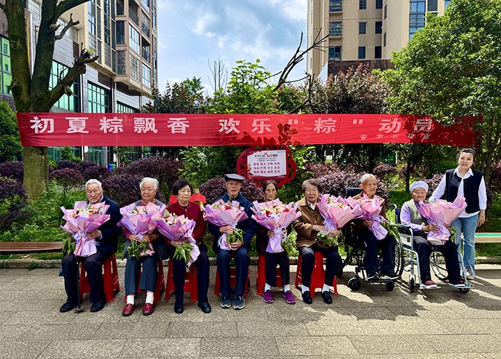 鄰里老少同樂迎雙節(jié)。