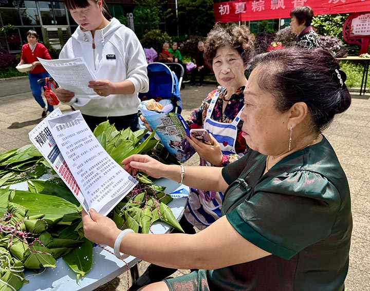 鄰里老少同樂迎雙節(jié)。