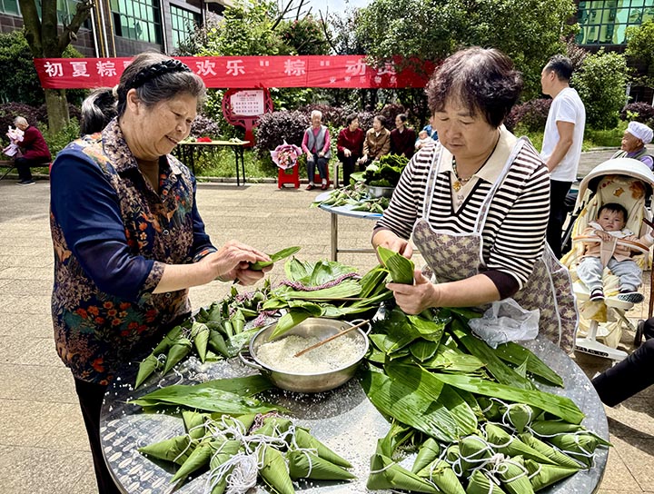 鄰里老少同樂迎雙節(jié)。