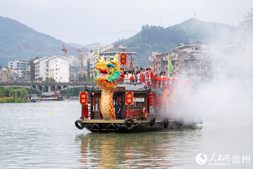開幕式現(xiàn)場的龍船游江。人民網(wǎng)記者 涂敏攝