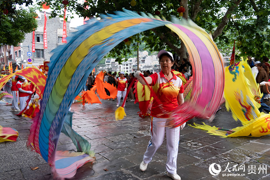 賽龍舟文化節(jié)的陸上游行。人民網(wǎng)記者 涂敏攝