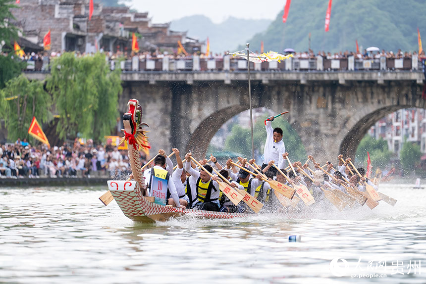 賽龍舟文化節(jié)的傳統(tǒng)龍舟賽現(xiàn)場。人民網(wǎng)記者 涂敏攝