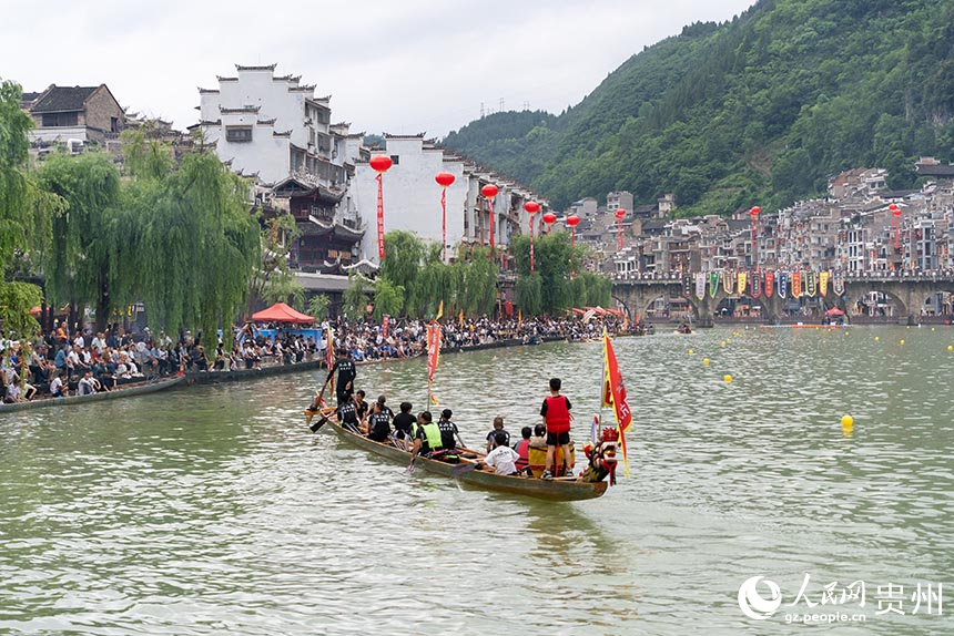 賽龍舟文化節(jié)的傳統(tǒng)龍舟賽現(xiàn)場(chǎng)。人民網(wǎng)記者 涂敏攝