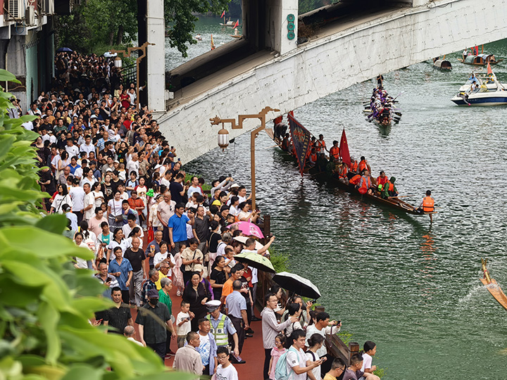 2025年5月25日 碧江“龍舟游江”現(xiàn)場。碧江區(qū)融媒體中心供圖