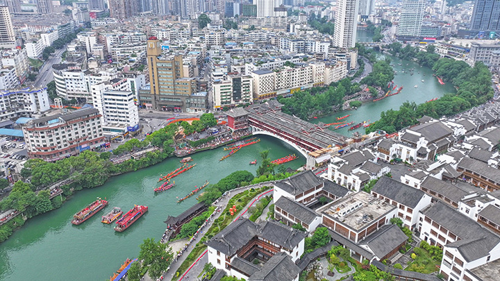 2025年5月25日 碧江“龍舟游江”現(xiàn)場航拍圖 碧江區(qū)融媒體中心供圖