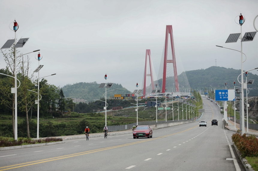 騎手穿越龍里河大橋。