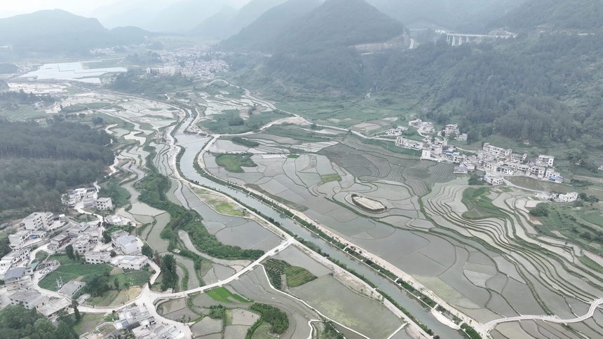 航拍桃花山魚鱗壩。