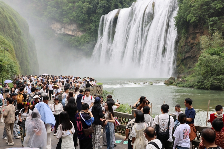 黃果樹旅游景區(qū)在端午期間迎來旅游小高峰.jpg