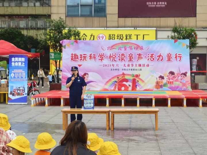 宣傳員普及家庭防火知識.jpg