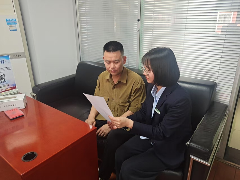 郵儲(chǔ)銀行工作人員給客戶介紹金融產(chǎn)品及服務(wù)。