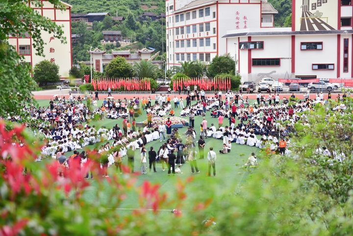 劍河民族中學(xué)高考前減壓活動(dòng)“零食大作戰(zhàn)”活動(dòng)現(xiàn)場(chǎng)。姜澤光攝 攝 (6).jpg