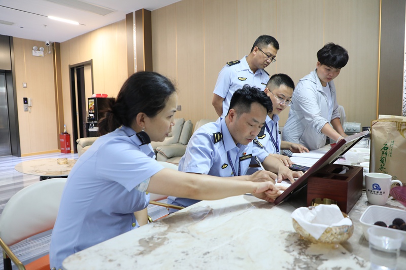 圖為工作人員進(jìn)行特種設(shè)備檢查現(xiàn)場(chǎng)。
