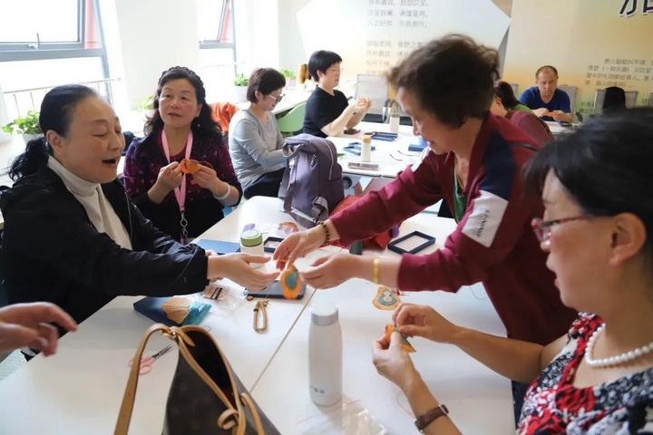 4、 市民在區(qū)圖書館參加“閱見觀山湖·黔藝流傳——香溢端午 書韻悠長”活動(dòng)。.jpg