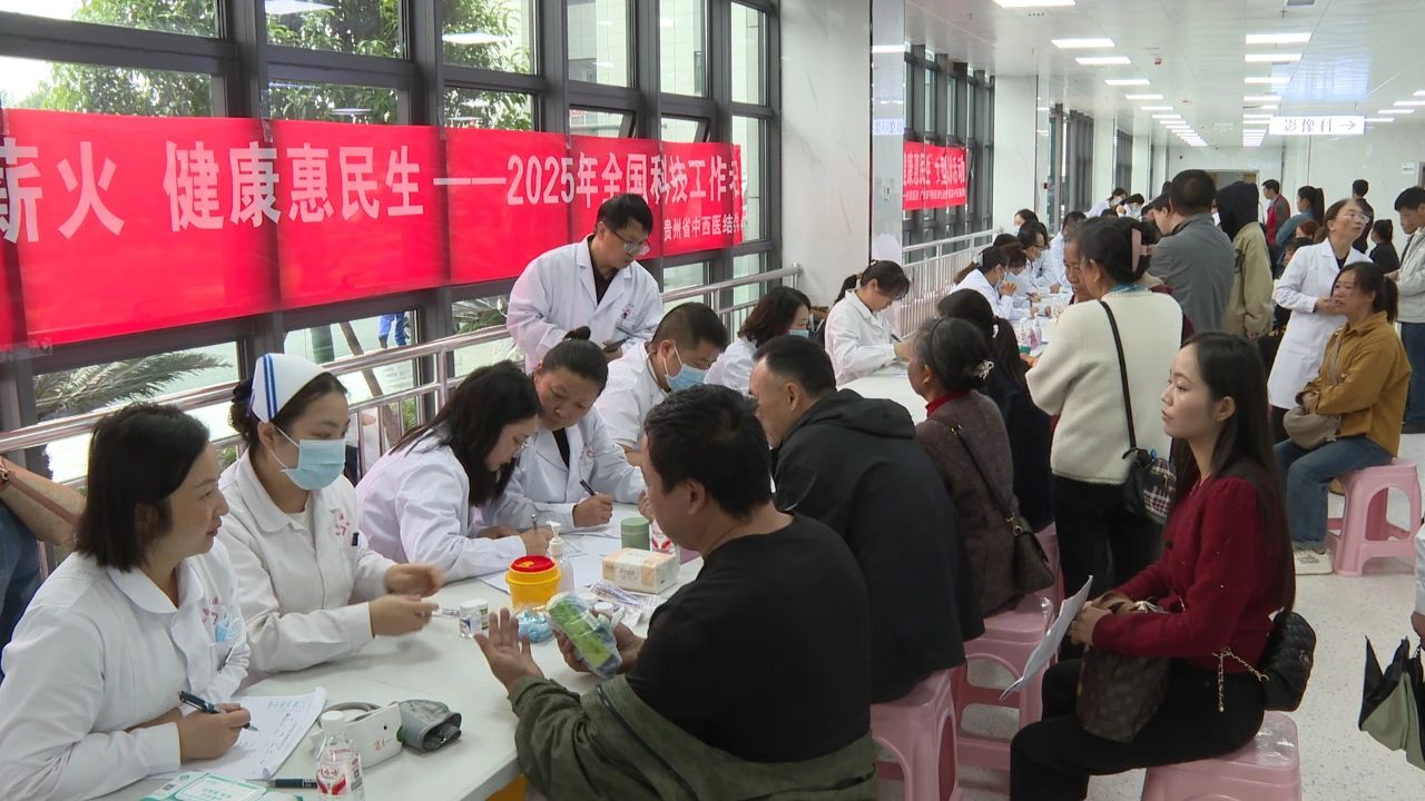 圖為義診活動(dòng)現(xiàn)場。