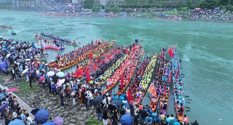 沿河自治縣舉辦第九屆端午節(jié)賽龍舟活動(dòng).