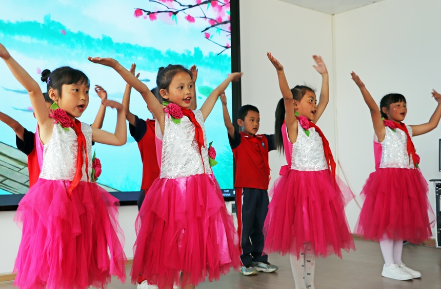 2025年6月4日，在貴州省畢節(jié)市黔西市鐵石苗族彝族鄉(xiāng)鐵石小學(xué)，學(xué)生正在進(jìn)行詩詞朗讀誦唱比賽。