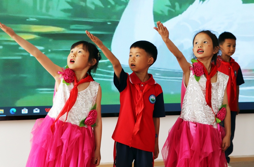 2025年6月4日，在貴州省畢節(jié)市黔西市鐵石苗族彝族鄉(xiāng)鐵石小學(xué)，學(xué)生正在進行詩詞朗讀誦唱比賽。