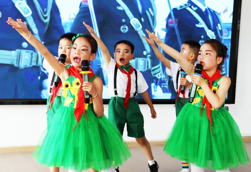 2025年6月4日,在貴州省畢節(jié)市黔西市鐵石苗族彝族鄉(xiāng)鐵石小學(xué),學(xué)生正在進(jìn)行詩(shī)詞朗讀誦唱比賽。