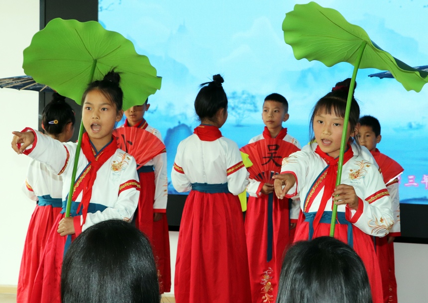 2025年6月4日，在貴州省畢節(jié)市黔西市鐵石苗族彝族鄉(xiāng)鐵石小學(xué)，學(xué)生正在進(jìn)行詩(shī)詞朗讀誦唱比賽。
