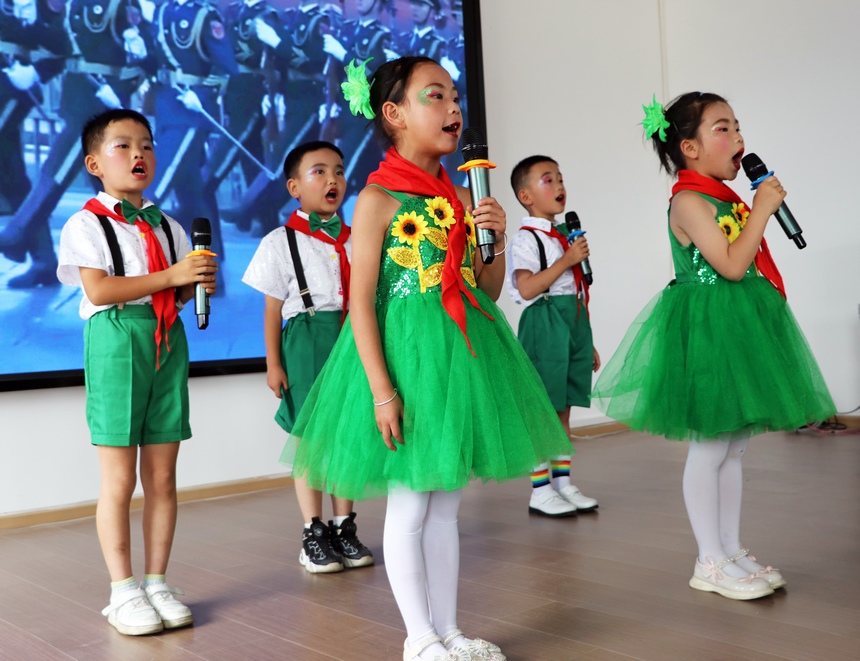 2025年6月4日，在貴州省畢節(jié)市黔西市鐵石苗族彝族鄉(xiāng)鐵石小學(xué)，學(xué)生正在進(jìn)行詩詞朗讀誦唱比賽。 