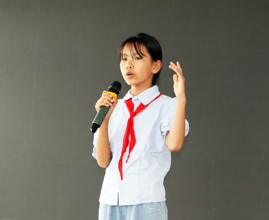 2025年6月4日，在貴州省畢節(jié)市黔西市鐵石苗族彝族鄉(xiāng)鐵石小學，學生正在進行詩詞朗讀誦唱比賽。