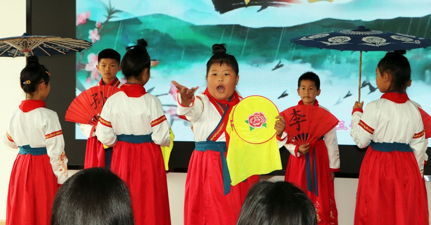 2025年6月4日，在貴州省畢節(jié)市黔西市鐵石苗族彝族鄉(xiāng)鐵石小學(xué)，學(xué)生正在進行詩詞朗讀誦唱比賽。