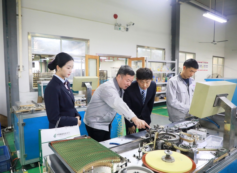 郵儲銀行黔東南州分行客戶經(jīng)理走訪科技型企業(yè)。