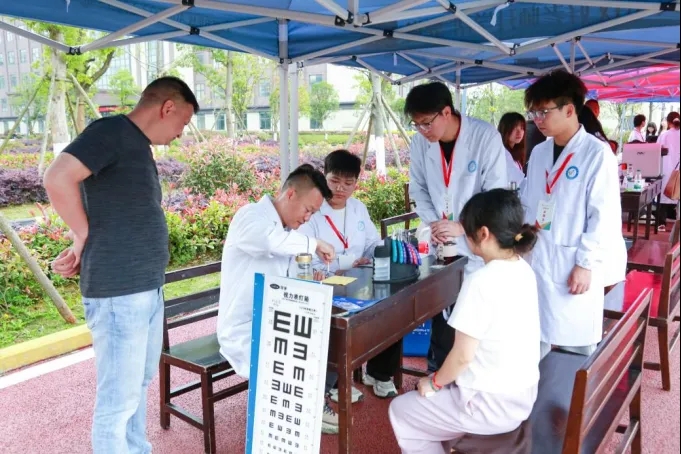 麥迪格眼科醫(yī)院團(tuán)隊(duì)開展檢查和科普。