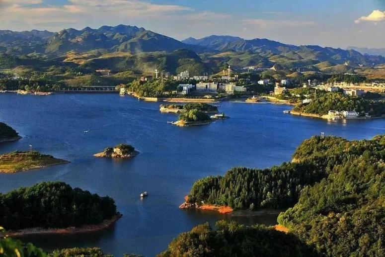 清鎮(zhèn)紅楓湖景區(qū)。